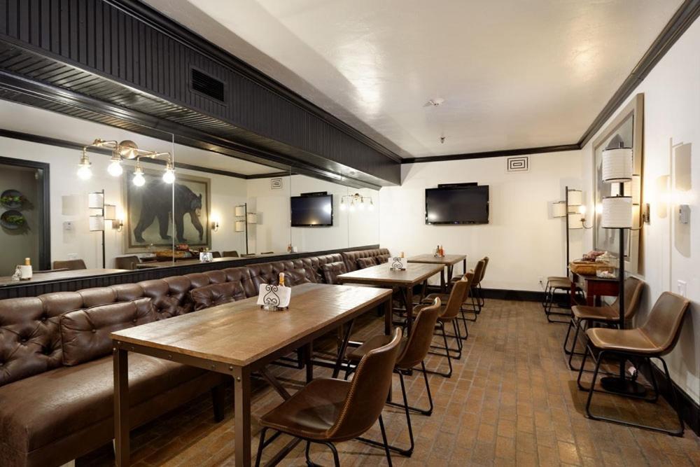Independence Square 213, Spacious Hotel Room With 2 Queen Beds, Wet Bar, And Sitting Area Aspen Esterno foto