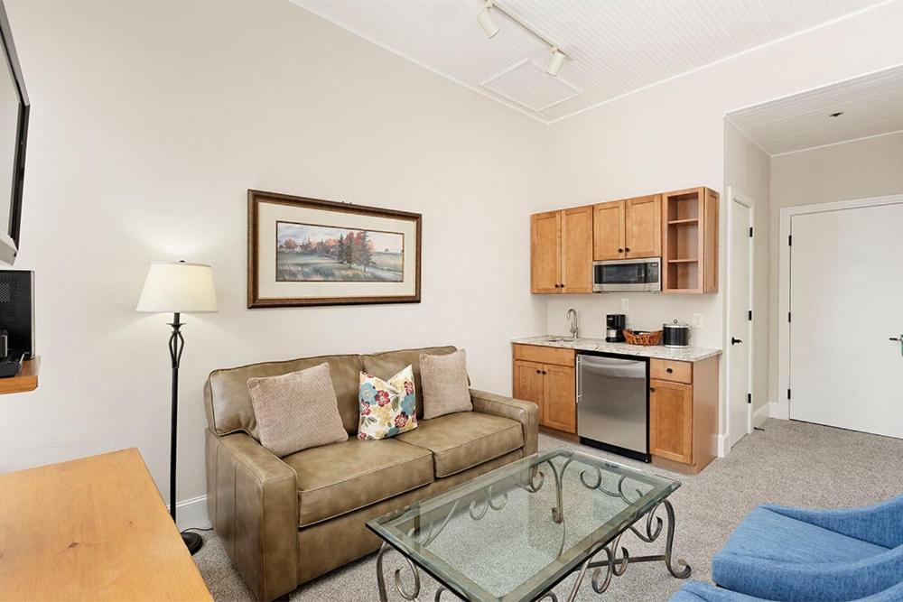Independence Square 213, Spacious Hotel Room With 2 Queen Beds, Wet Bar, And Sitting Area Aspen Esterno foto